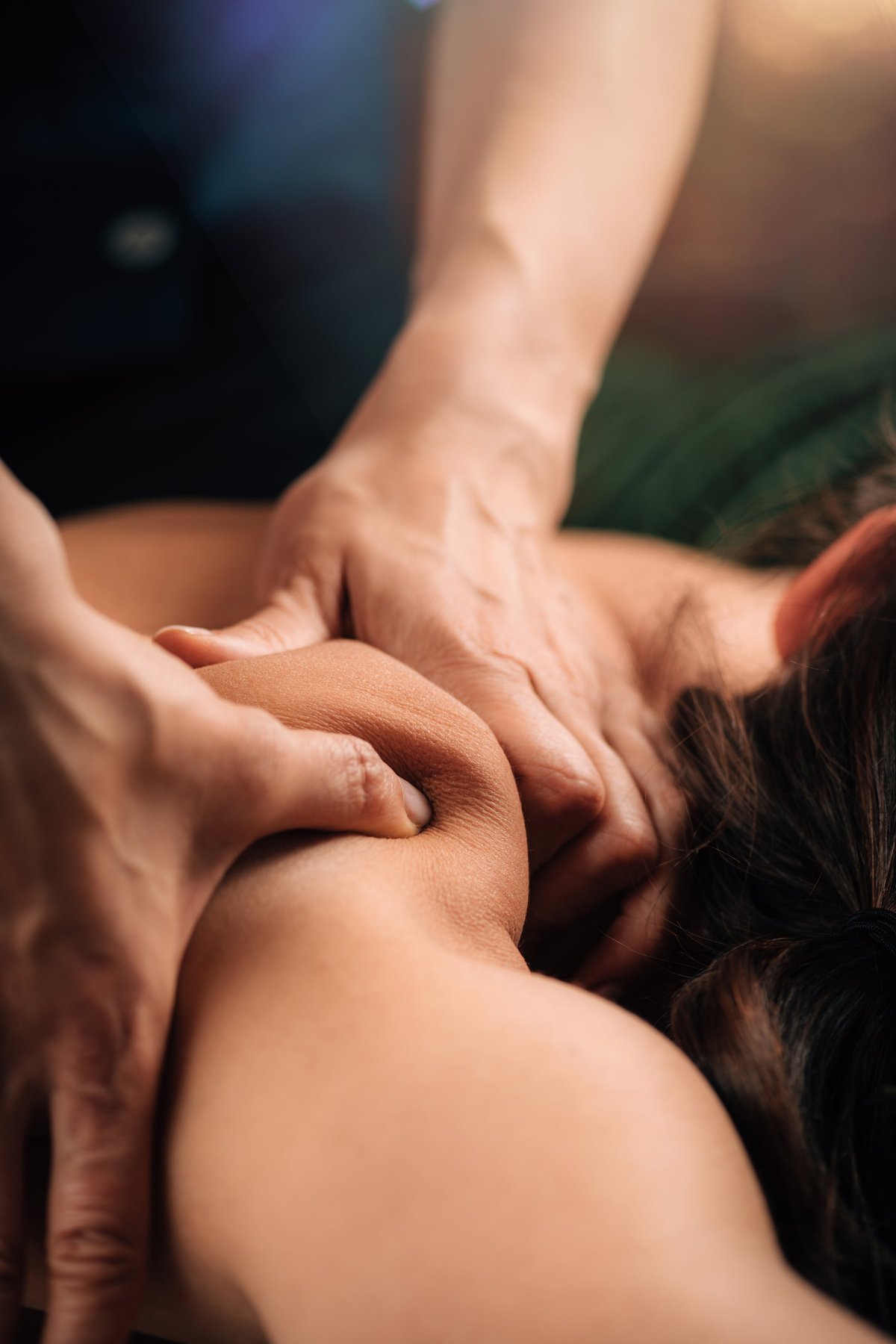 Terapeuta de Raíces Spa masajeando a una clienta